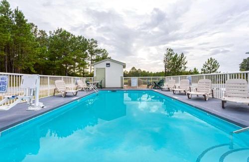 Lugoff Hotel | Pet-Friendly Days Inn by Wyndham Lugoff with Pool Access