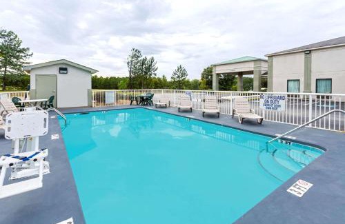 Lugoff Hotel | Pet-Friendly Days Inn by Wyndham Lugoff with Pool Access
