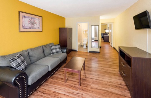Madison Hotel | Convenient Days Inn by Wyndham Madison with Spa & Breakfast
