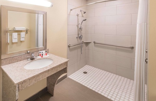 Madison Hotel | Convenient Days Inn by Wyndham Madison with Spa & Breakfast