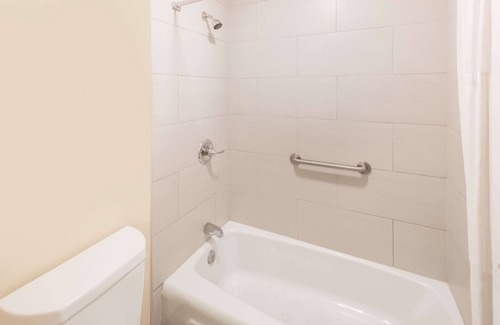 Madison Hotel | Convenient Days Inn by Wyndham Madison with Spa & Breakfast
