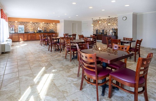 Lakeview Hotel | Convenient Stays at Days Inn by Wyndham Manassas Battlefield