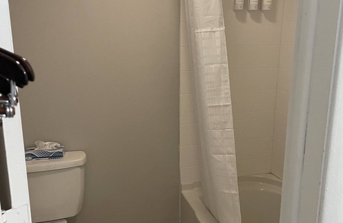 Manitowoc Hotel | Comfortable Stay at Days Inn by Wyndham Manitowoc Hotel