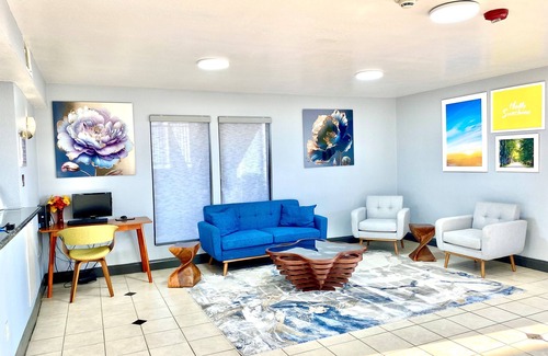 McKinney Hotel | Comfortable Days Inn by Wyndham McKinney with Pool & Breakfast