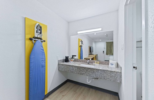 McKinney Hotel | Comfortable Days Inn by Wyndham McKinney with Pool & Breakfast