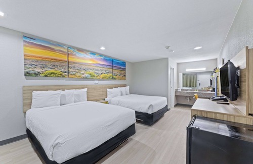 McKinney Hotel | Comfortable Days Inn by Wyndham McKinney with Pool & Breakfast