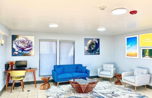 McKinney Hotel | Comfortable Days Inn by Wyndham McKinney with Pool & Breakfast