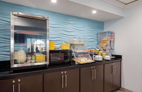 Miami Hotel | Family-Friendly Days Inn by Wyndham Miami with Pool & Spa