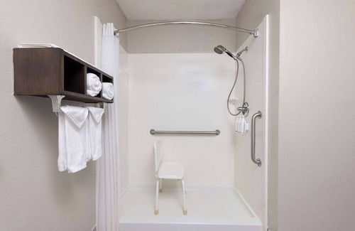 Miami Hotel | Family-Friendly Days Inn by Wyndham Miami with Pool & Spa