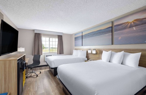 Miami Hotel | Family-Friendly Days Inn by Wyndham Miami with Pool & Spa