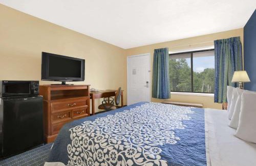 New Hampton Hotel | Family-Friendly Retreat at Days Inn by Wyndham Middletown