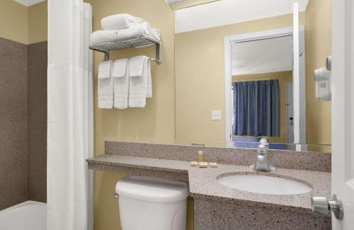 New Hampton Hotel | Family-Friendly Retreat at Days Inn by Wyndham Middletown