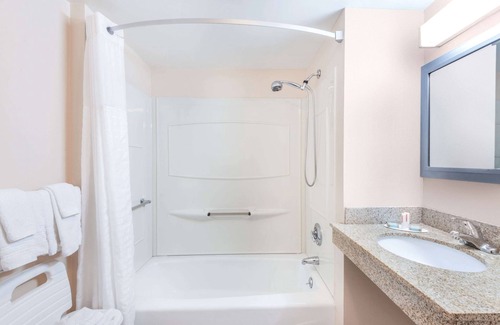 Middletown Hotel | Comfort and Convenience at Days Inn Middletown/Newport