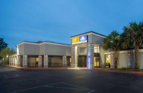 Mobile Hotel | Cozy Oceanfront Stay at Days Inn by Wyndham Mobile I-65