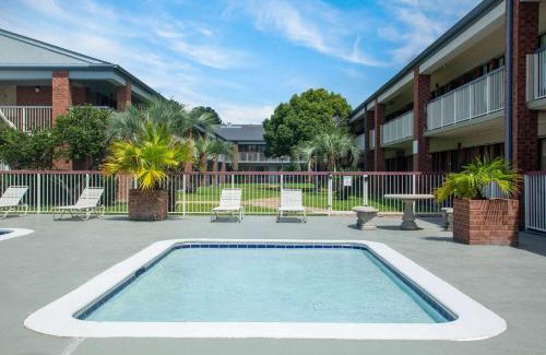 Mobile Hotel | Cozy Oceanfront Stay at Days Inn by Wyndham Mobile I-65