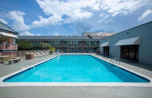 Mobile Hotel | Cozy Oceanfront Stay at Days Inn by Wyndham Mobile I-65
