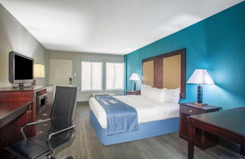 Mobile Hotel | Cozy Oceanfront Stay at Days Inn by Wyndham Mobile I-65