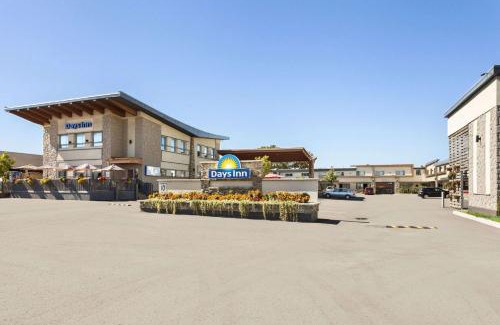 Saint-Leonard Hotel | Comfortable Days Inn by Wyndham Montreal East with Hot Tub