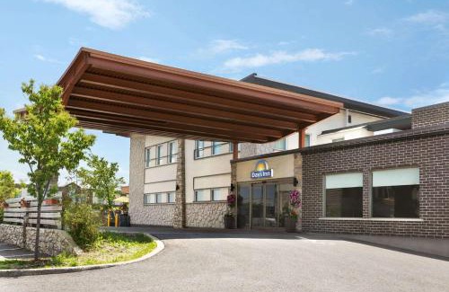 Saint-Leonard Hotel | Comfortable Days Inn by Wyndham Montreal East with Hot Tub