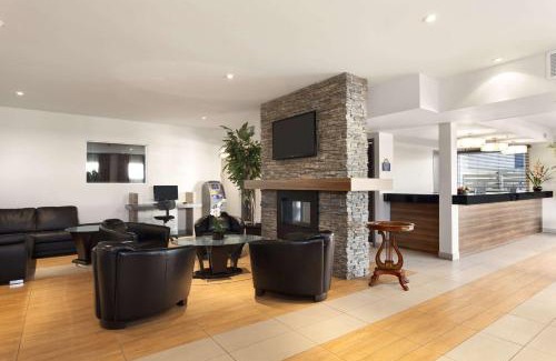 Saint-Leonard Hotel | Comfortable Days Inn by Wyndham Montreal East with Hot Tub