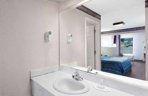 Morristown Hotel | Budget-Friendly Days Inn by Wyndham Morristown with Dining