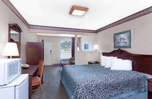 Morristown Hotel | Budget-Friendly Days Inn by Wyndham Morristown with Dining