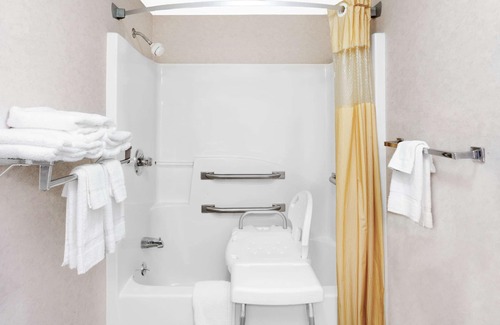 Morristown Hotel | Budget-Friendly Days Inn by Wyndham Morristown with Dining