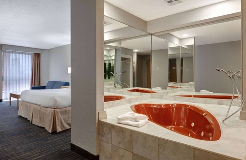 Fallsview Hotel | Convenient Days Inn by Wyndham Niagara Falls with Pool