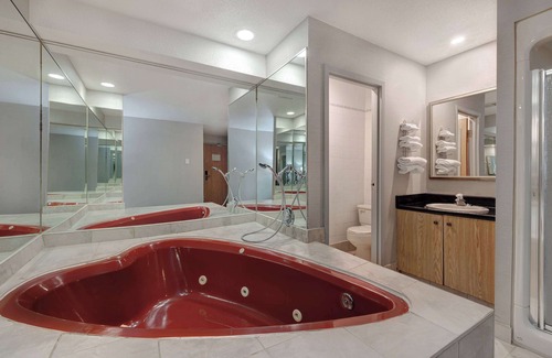 Fallsview Hotel | Convenient Days Inn by Wyndham Niagara Falls with Pool