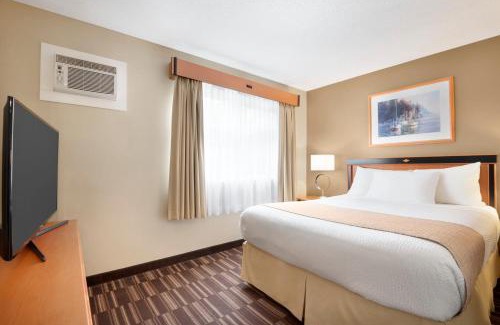 Regional District of Nanaimo Hotel | Relax at Days Inn by Wyndham Nanaimo with Great Amenities