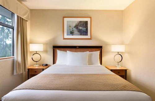 Regional District of Nanaimo Hotel | Relax at Days Inn by Wyndham Nanaimo with Great Amenities