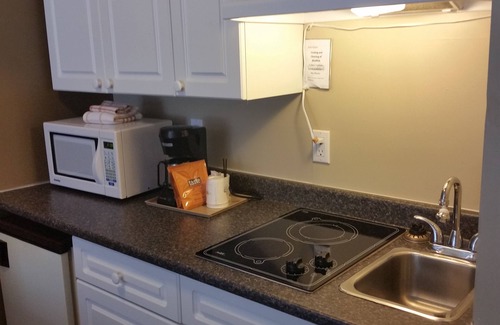 Regional District of Nanaimo Hotel | Relax at Days Inn by Wyndham Nanaimo with Pool & Spa