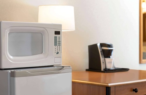 Regional District of Nanaimo Hotel | Relax at Days Inn by Wyndham Nanaimo with Pool & Spa
