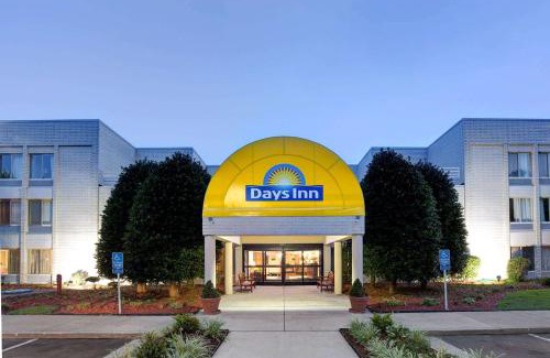 Central Newport News Hotel | Budget-Friendly Days Inn by Wyndham Newport News City Center