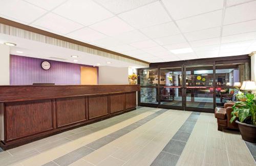 Central Newport News Hotel | Budget-Friendly Days Inn by Wyndham Newport News City Center