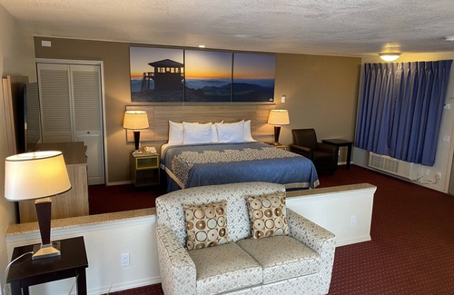Newport Hotel | Cozy Stay at Days Inn by Wyndham Newport OR with Breakfast