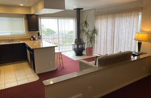 Newport Hotel | Cozy Stay at Days Inn by Wyndham Newport OR with Breakfast