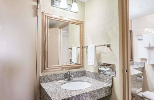 Niles Hotel | Comfortable Days Inn by Wyndham Niles with Free Breakfast