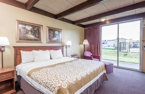 Niles Hotel | Comfortable Days Inn by Wyndham Niles with Free Breakfast
