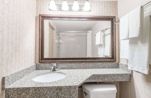 Niles Hotel | Comfortable Days Inn by Wyndham Niles with Free Breakfast