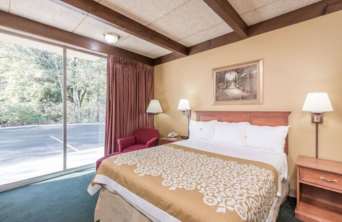 Niles Hotel | Comfortable Days Inn by Wyndham Niles with Free Breakfast