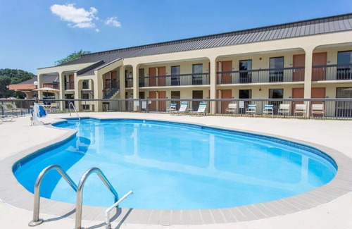 Norfolk - Virginia Beach Hotel | Convenient Stay at Days Inn by Wyndham Norfolk Airport