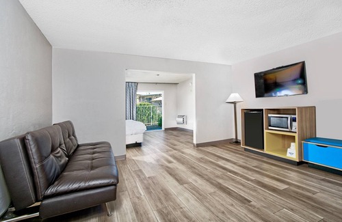 Novato Hotel | Discover Days Inn by Wyndham: Family-Friendly Comfort