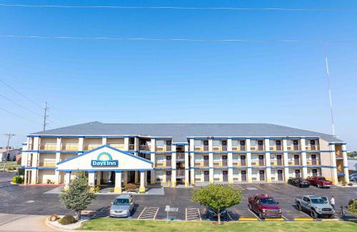 South Oklahoma City Hotel | Affordable Stay at Days Inn by Wyndham Oklahoma City/Moore