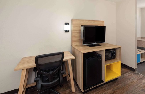 Oak Grove Hotel | Budget-Friendly Days Inn by Wyndham with Pool & Breakfast