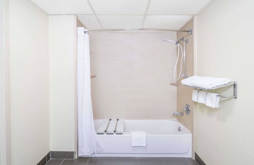Oak Grove Hotel | Budget-Friendly Days Inn by Wyndham with Pool & Breakfast