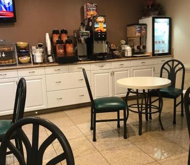 Oceanside Hotel | Inviting Days Inn by Wyndham Oceanside - Pool & Kitchen Access