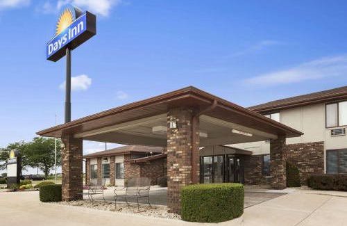 Oglesby Hotel | Pet-Friendly Days Inn near Starved Rock with Pool & Breakfast