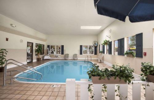 Oglesby Hotel | Pet-Friendly Days Inn near Starved Rock with Pool & Breakfast