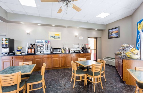 Orangeburg Hotel | Budget-Friendly Days Inn by Wyndham Orangeburg with Breakfast